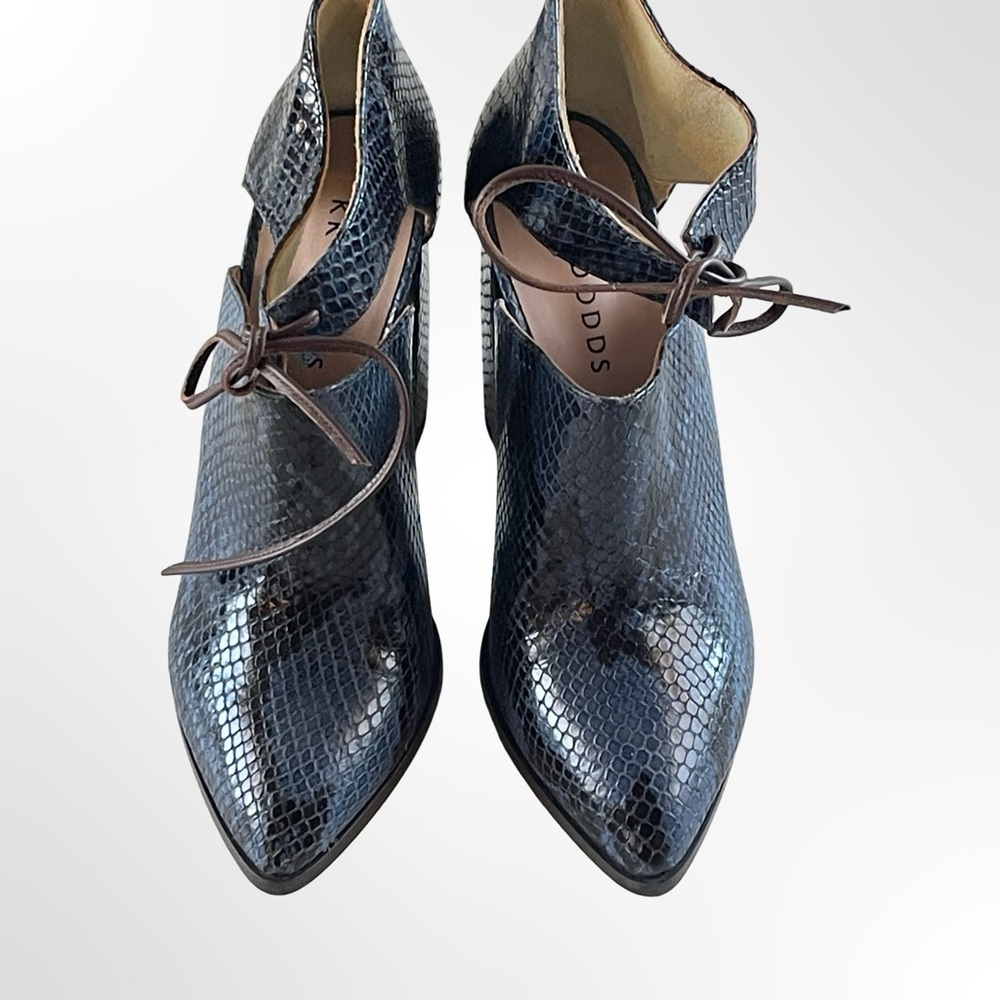 KK DODDS Pointed Toe Cutout Heels in Navy Snake Print in 6.5 - Picture 3 of 9